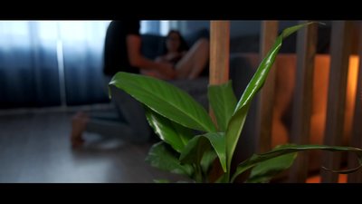 الزوجان في سن المراهقة في الحب يمارسان الجنس الساخن ، والكثير من نائب الرئيس على مؤخرتها.