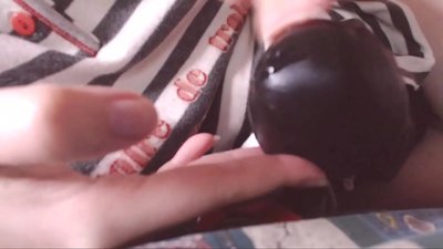 خذ هذا الديك الأسود الكبير في فمك الرقيق الصغير