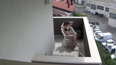 التجسس على رفيقي في الغرفة وهو يستمني على الشرفة