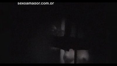 يتم تصوير بلوندي سرا بالفيديو من قبل متلصص في الحي مختبئًا خلف الطوب المجوف